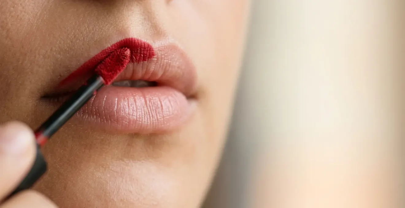 Applicazione elegante di rossetto matte con labbra perfettamente idratate e curate