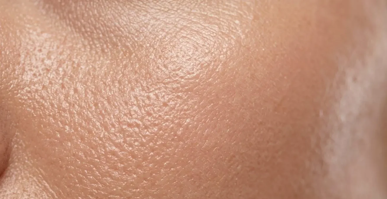 Macro dettaglio della texture della pelle del viso con focus sulla microcircolazione e delicatezza cutanea
