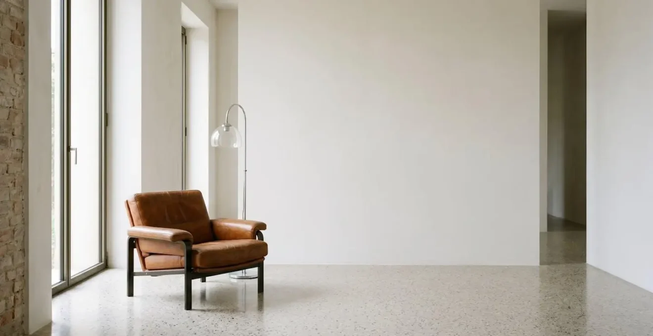 Ambiente minimalista italiano con un singolo pezzo vintage di design che dialoga con elementi contemporanei