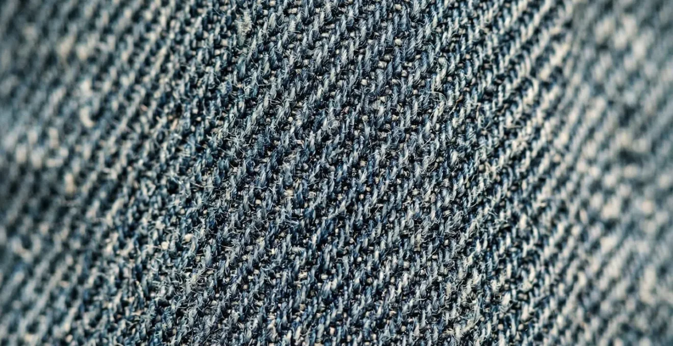 Dettaglio macro della texture di denim vintage degli anni 2000 con trama resistente