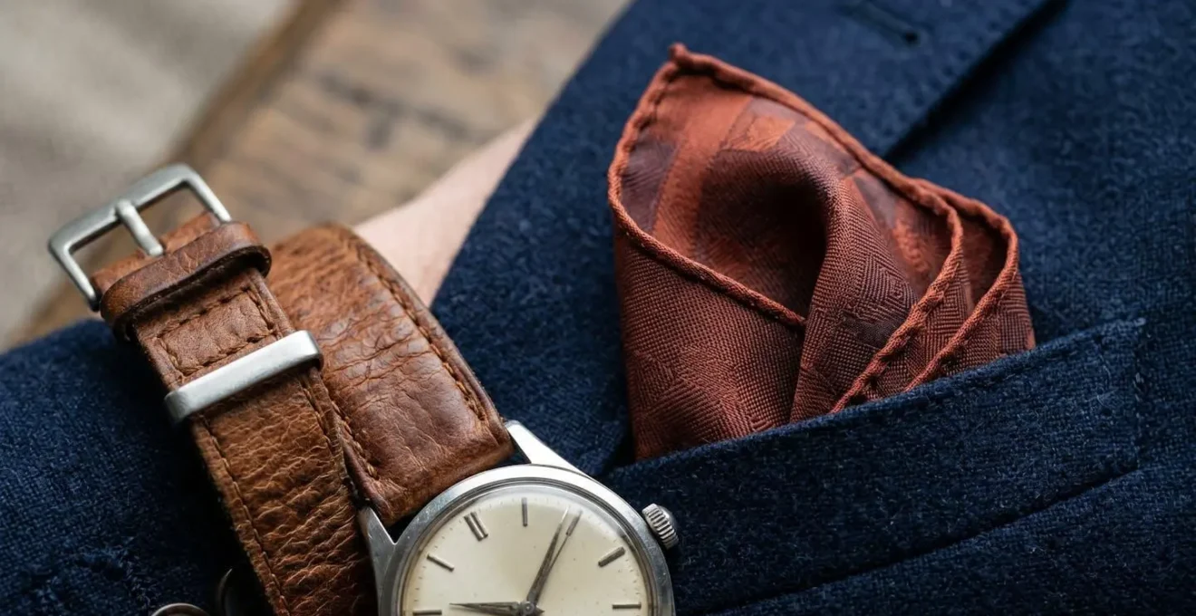 Dettagli ravvicinati di accessori sartoriali italiani di qualità che esprimono personalità nel business casual