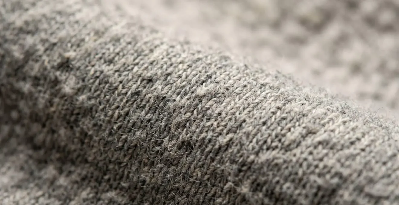 Dettaglio macro di tessuto heavyweight fleece che mostra la texture e la qualità dei materiali