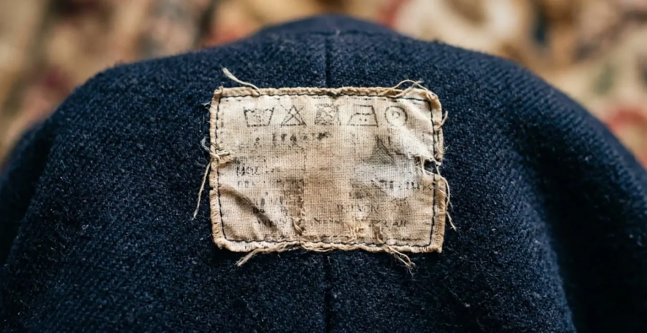 Primo piano di un'etichetta Made in Italy autentica degli anni '80 con tipografia d'epoca