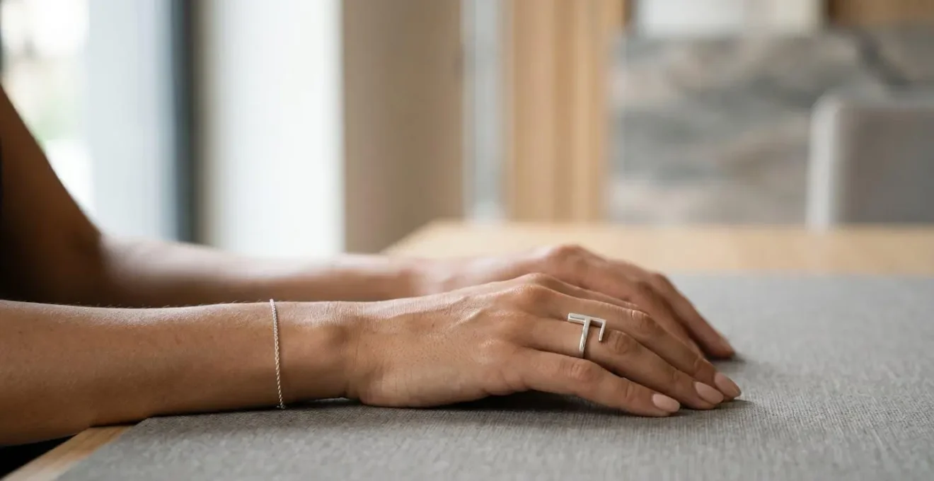 Composizione elegante di gioielli minimalisti in argento e oro bianco su sfondo professionale