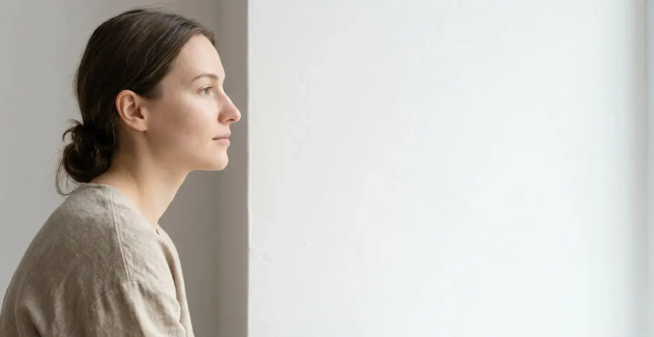 Luce naturale indiretta da finestra che illumina il viso per controllo realistico del trucco