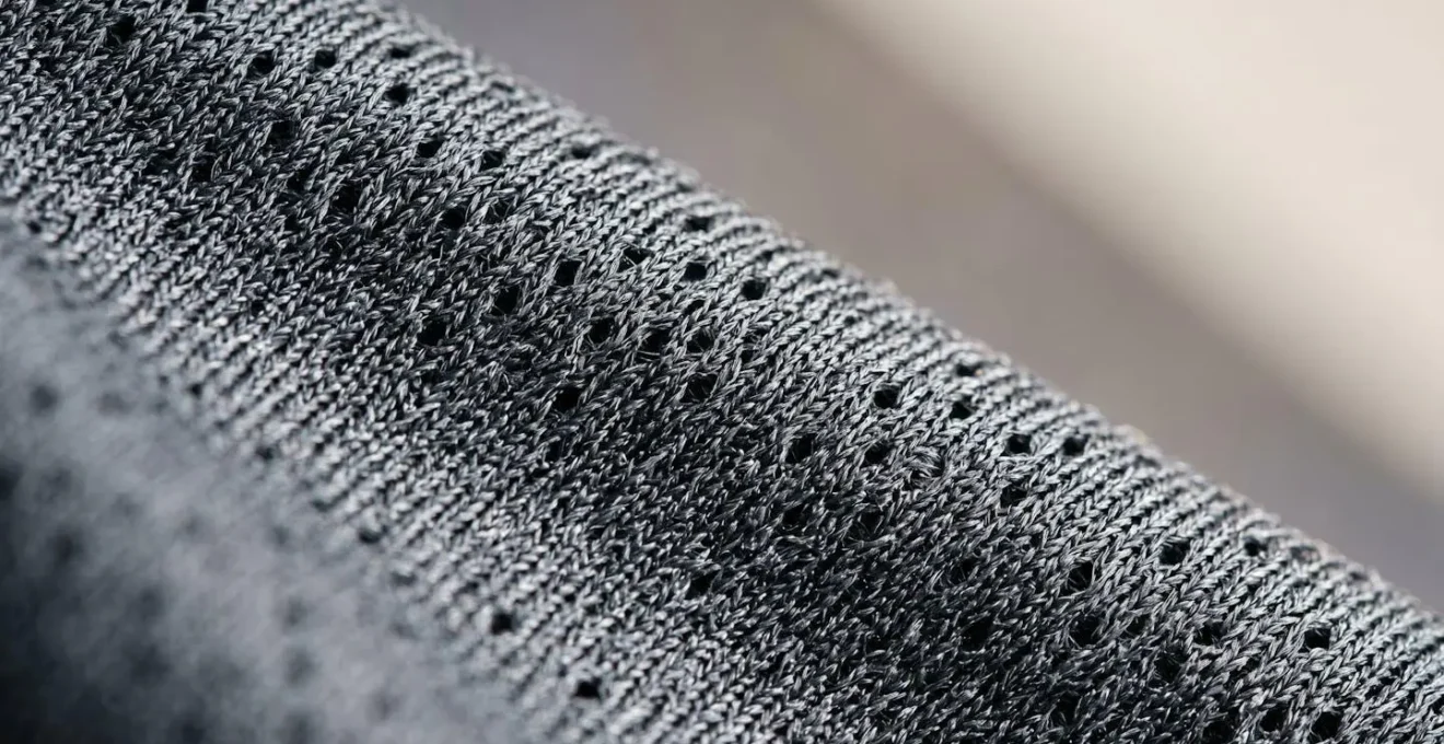 Dettaglio macro della texture di un tessuto tecnico traspirante di alta qualità