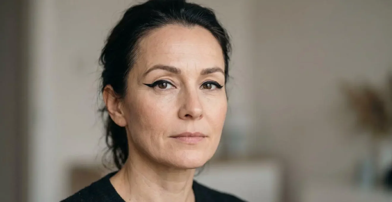 Ritratto ravvicinato di donna con palpebra cadente che mostra la tecnica bat wing dell'eyeliner con occhio aperto